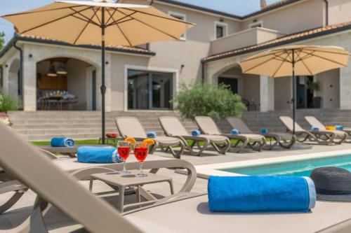 Family villa Maria with pool in Vizinada