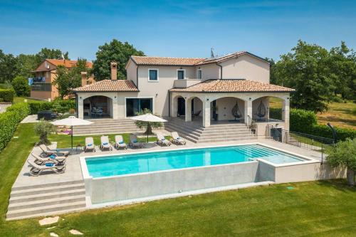 Family villa Maria with pool in Vizinada