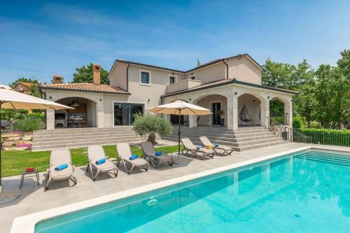 Family villa Maria with pool in Vizinada