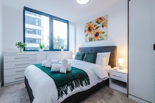 NEW! Stylish 2-bed apartment in Manchester by 53 Degrees Property - Amazing location, Ideal for Small Groups - Sleeps 4!, Manchester