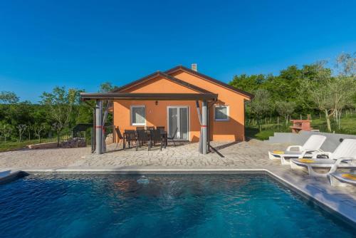 Villa Pendolina with pool and grill in Umag
