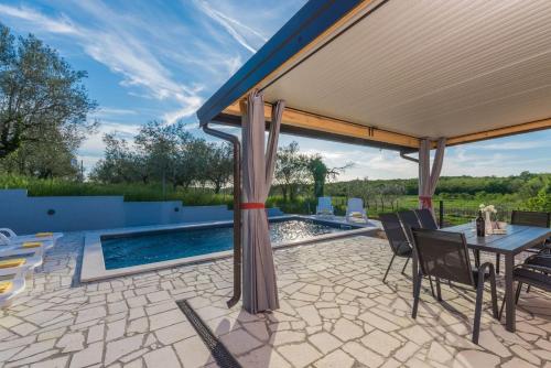 Villa Pendolina with pool and grill in Umag