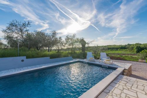 Villa Pendolina with pool and grill in Umag