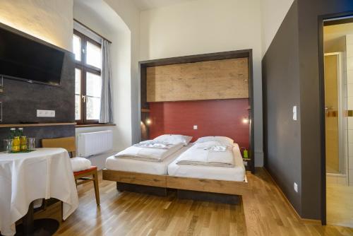 1 queen bed, 1 bunk bed