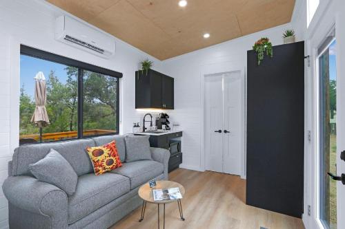 Harrods Hill Country Hideaway - The Sunflower in Dripping Springs, USA