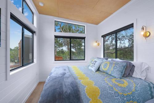Harrods Hill Country Hideaway - The Sunflower in Dripping Springs, USA