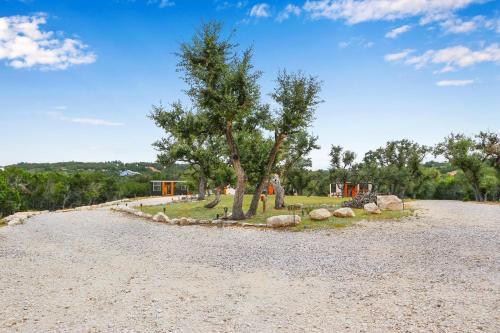 Harrods Hill Country Hideaway - The Sunflower in Dripping Springs, USA
