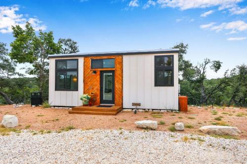 Harrods Hill Country Hideaway - The Sunflower in Dripping Springs, USA