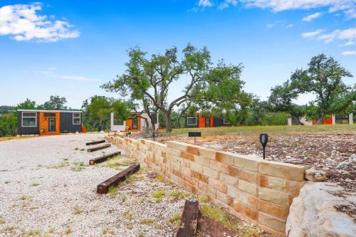 Harrods Hill Country Hideaway - The Sunflower in Dripping Springs, USA
