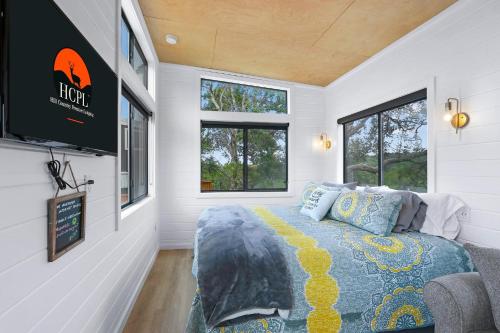 Harrods Hill Country Hideaway - The Sunflower in Dripping Springs, USA