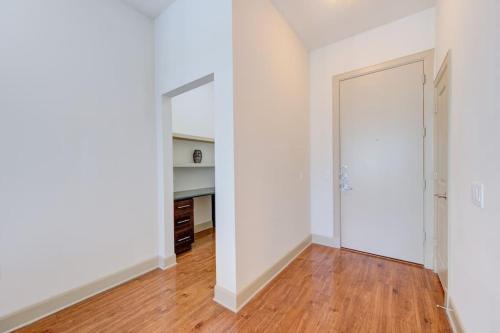 1BR Urban Retreat Pool Gym Near NRG WiFi PetOK in Houston, USA