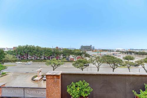 1BR Urban Retreat Pool Gym Near NRG WiFi PetOK in Houston, USA