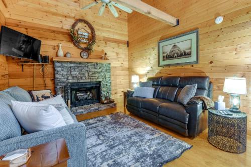Cozy North Carolina Cabin with Hot Tub and Fire Pit! in Maggie Valley, USA