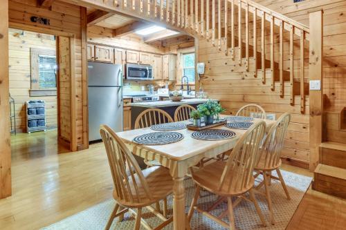 Cozy North Carolina Cabin with Hot Tub and Fire Pit! in Maggie Valley, USA