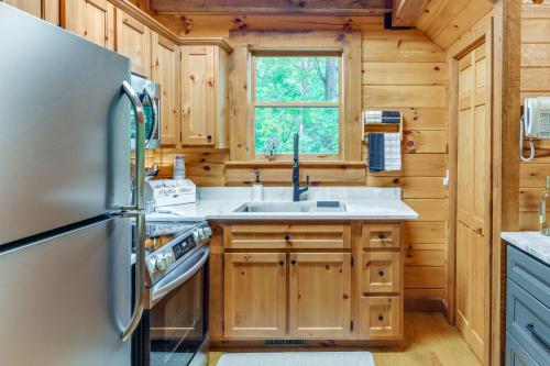 Cozy North Carolina Cabin with Hot Tub and Fire Pit! in Maggie Valley, USA
