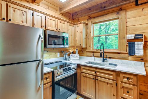 Cozy North Carolina Cabin with Hot Tub and Fire Pit! in Maggie Valley, USA