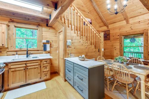 Cozy North Carolina Cabin with Hot Tub and Fire Pit! in Maggie Valley, USA