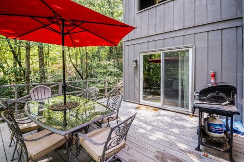 Rumbling Bald Resort Home Deck and Lake Access in Lake Lure, USA