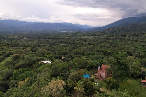 Finca con forma de castillo y piscina en Sopetrán