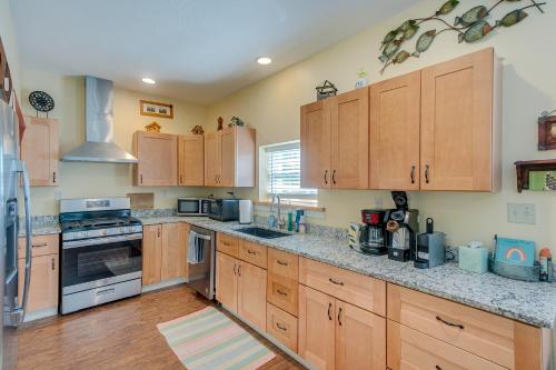 Charming Darien Hideaway w/ Porch, Near Downtown! in دارين - جورجيا