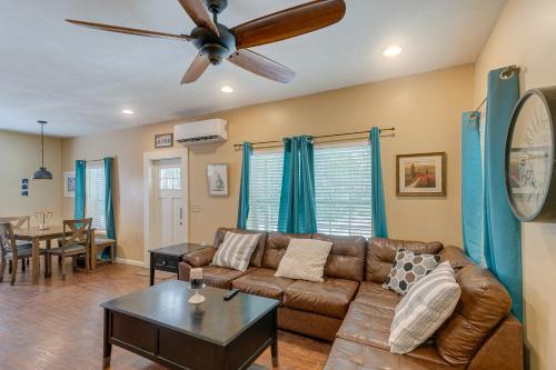 Charming Darien Hideaway w/ Porch, Near Downtown! in دارين - جورجيا