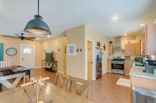 Charming Darien Hideaway w/ Porch, Near Downtown! in دارين - جورجيا