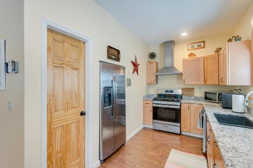 Charming Darien Hideaway w/ Porch, Near Downtown! in دارين - جورجيا