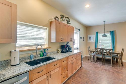 Charming Darien Hideaway w/ Porch, Near Downtown! in دارين - جورجيا