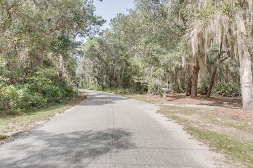 Charming Darien Hideaway w/ Porch, Near Downtown! in دارين - جورجيا