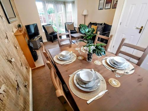 No 23- Large Spacious 3 Bed Home - Parking & WiFi