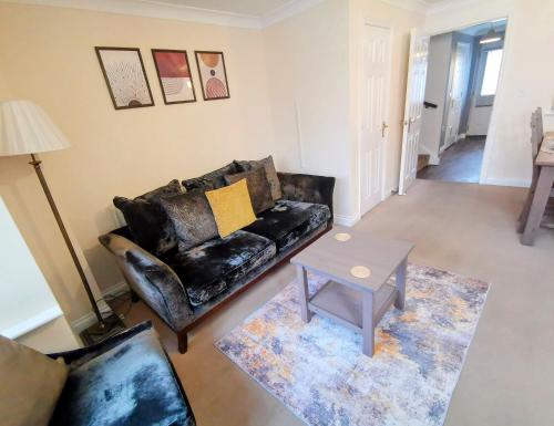 No 23- Large Spacious 3 Bed Home - Parking & WiFi