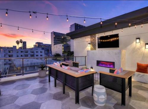 2 Bdr Apt w balcony in Heart of Hollywood in Los Angeles, USA