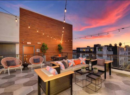 2 Bdr Apt w balcony in Heart of Hollywood in Los Angeles, USA