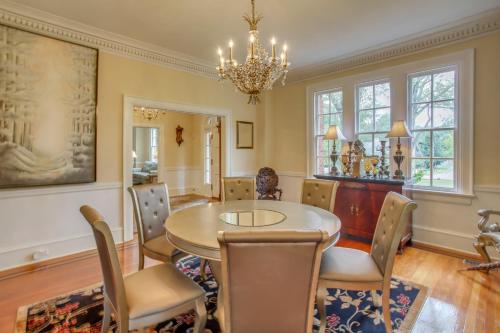 Family Laurinburg Home with Private Yard and BBQ in 勞林堡(NC)