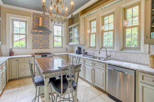 Family Laurinburg Home with Private Yard and BBQ in 勞林堡(NC)