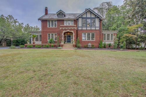 Family Laurinburg Home with Private Yard and BBQ in 勞林堡(NC)