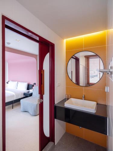 room detail thumbnail 2
