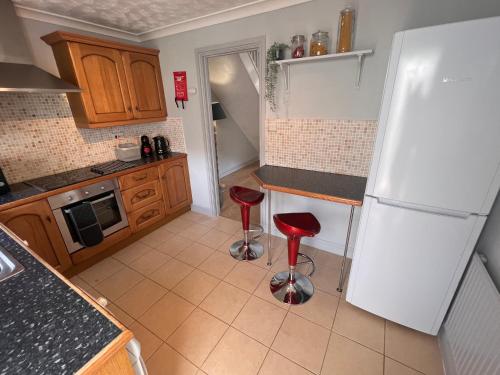 廚房, CONTRACTORS OR FAMILY HOUSE - M1 Nottingham - IKEA RETAIL PARK - CATKIN DRIVE - 2 Bed Home with Driv in 金伯利