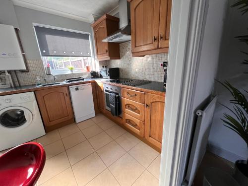 CONTRACTORS OR FAMILY HOUSE - M1 Nottingham - IKEA RETAIL PARK - CATKIN DRIVE - 2 Bed Home with Driv in 金伯利