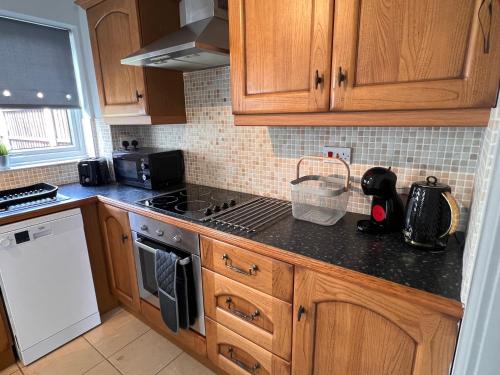 設施, CONTRACTORS OR FAMILY HOUSE - M1 Nottingham - IKEA RETAIL PARK - CATKIN DRIVE - 2 Bed Home with Driv in 金伯利