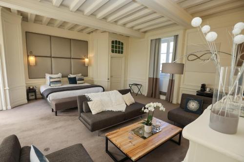 1 king bed, 2 sofa beds