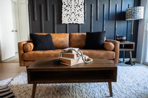 2 Bdr Apt w balcony in Heart of Hollywood