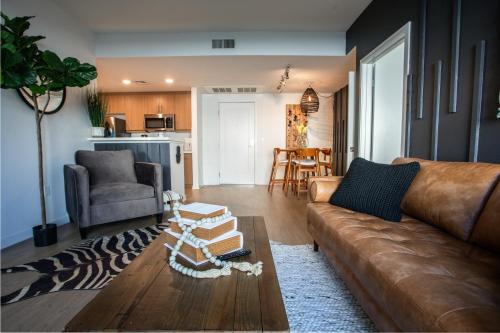 2 Bdr Apt w balcony in Heart of Hollywood in Los Angeles, USA