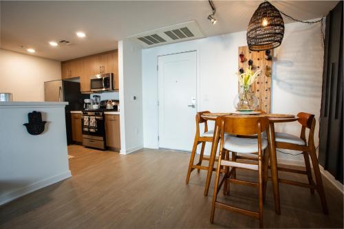 2 Bdr Apt w balcony in Heart of Hollywood in Los Angeles, USA