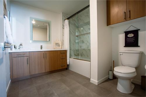 2 Bdr Apt w balcony in Heart of Hollywood