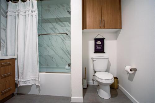 2 Bdr Apt w balcony in Heart of Hollywood