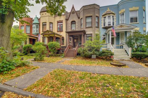 Historic Townhome in Oak Park with Backyard!