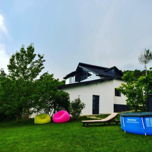 . UpForest Guesthouse