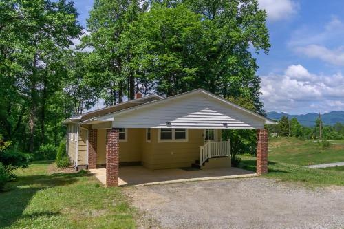 Nomad Retreat Pet-Friendly, Hot Tub & Mountain View in Old Fort, USA
