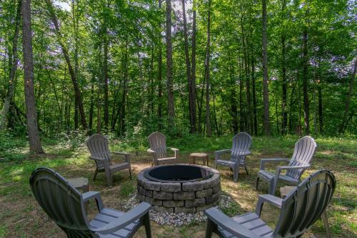 Nomad Retreat Pet-Friendly, Hot Tub & Mountain View in Old Fort, USA